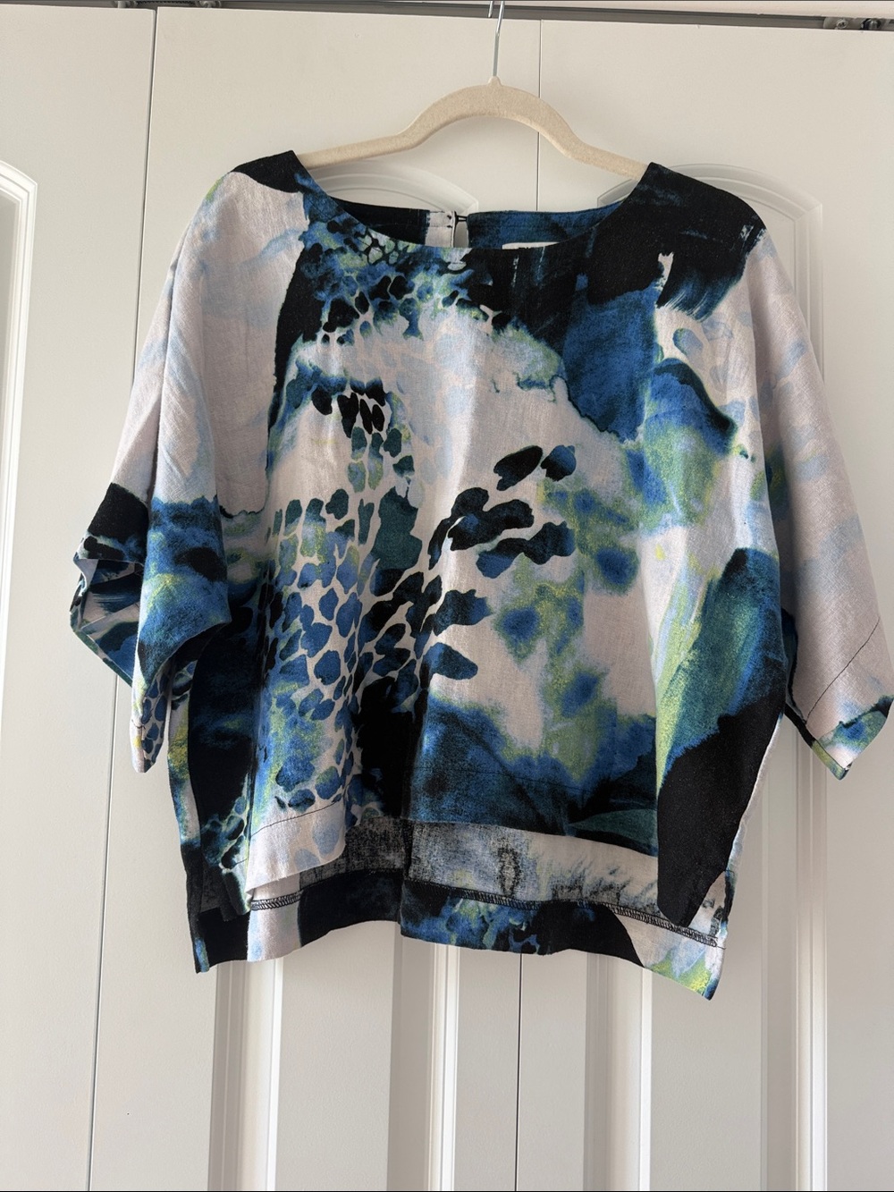 DKNY Blue, Green and White Abstract Print Cropped Blouse